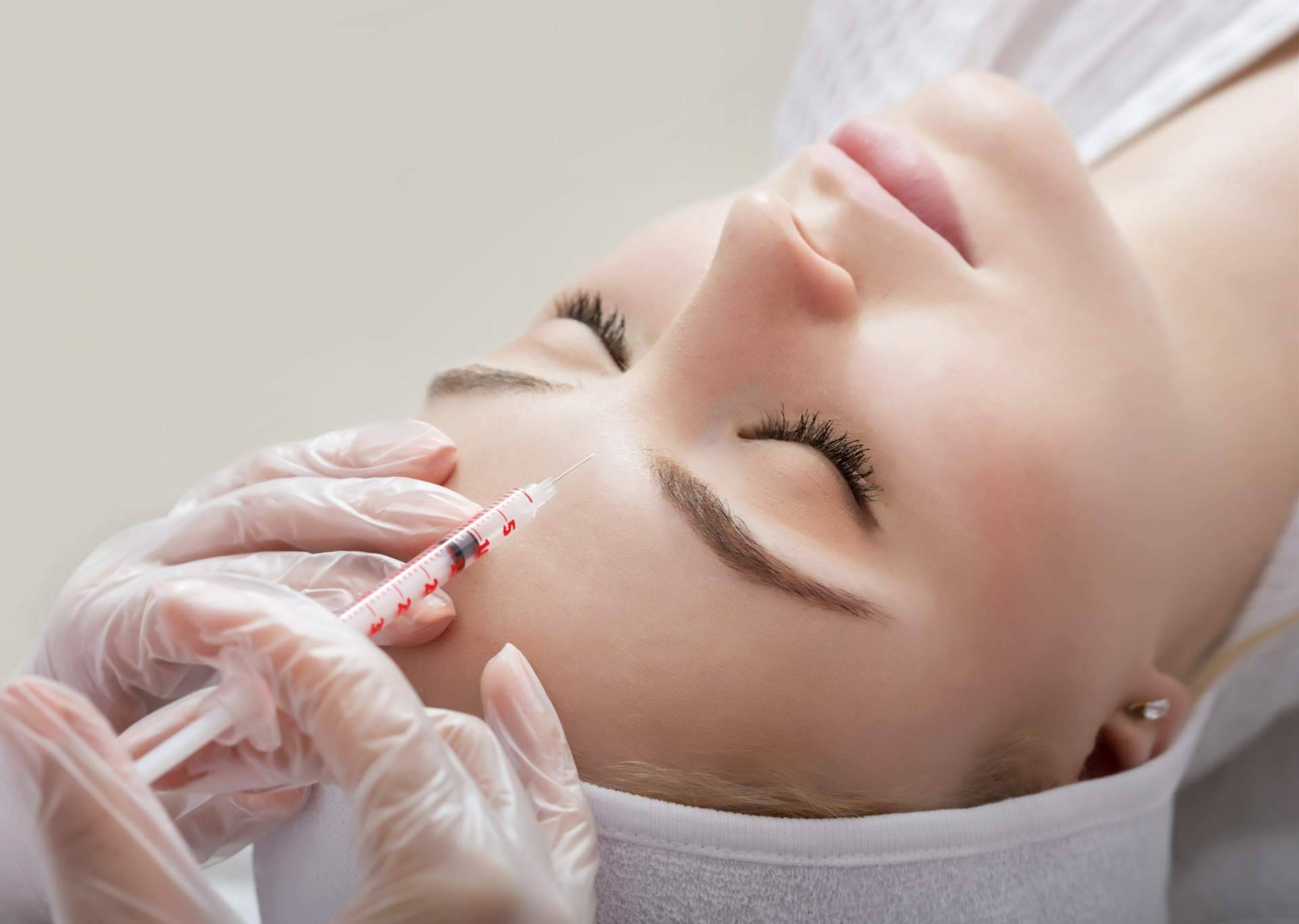 Diseño de cejas con bótox en la Clínica de Medicina Estética Sánchez Peral en Castellón