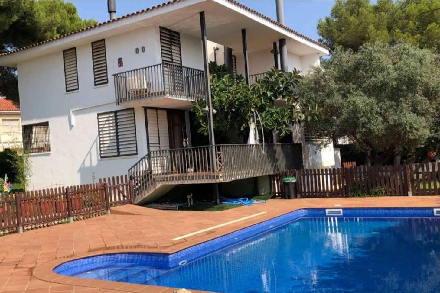 Mansión en venta cerca de la playa con piscina y jardín particular