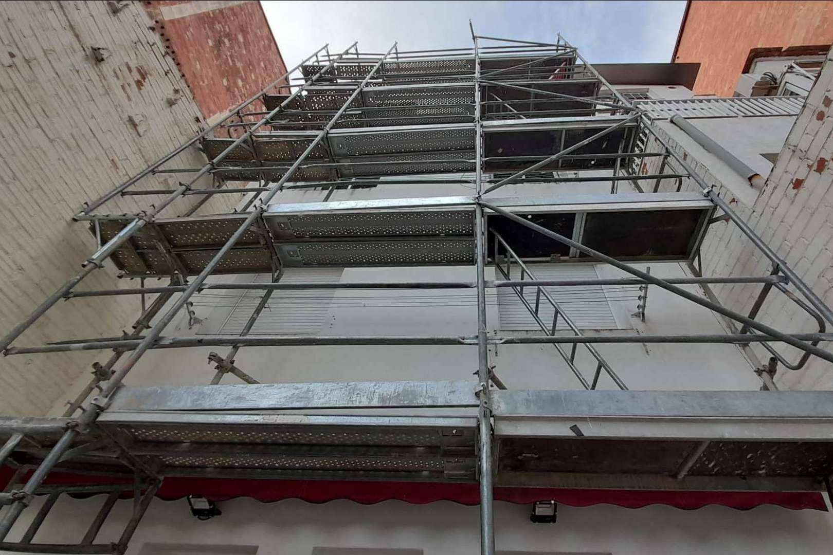 TusAndamiosBarcelona es una empresa especialista en alquiler de andamios para la construcción de obras