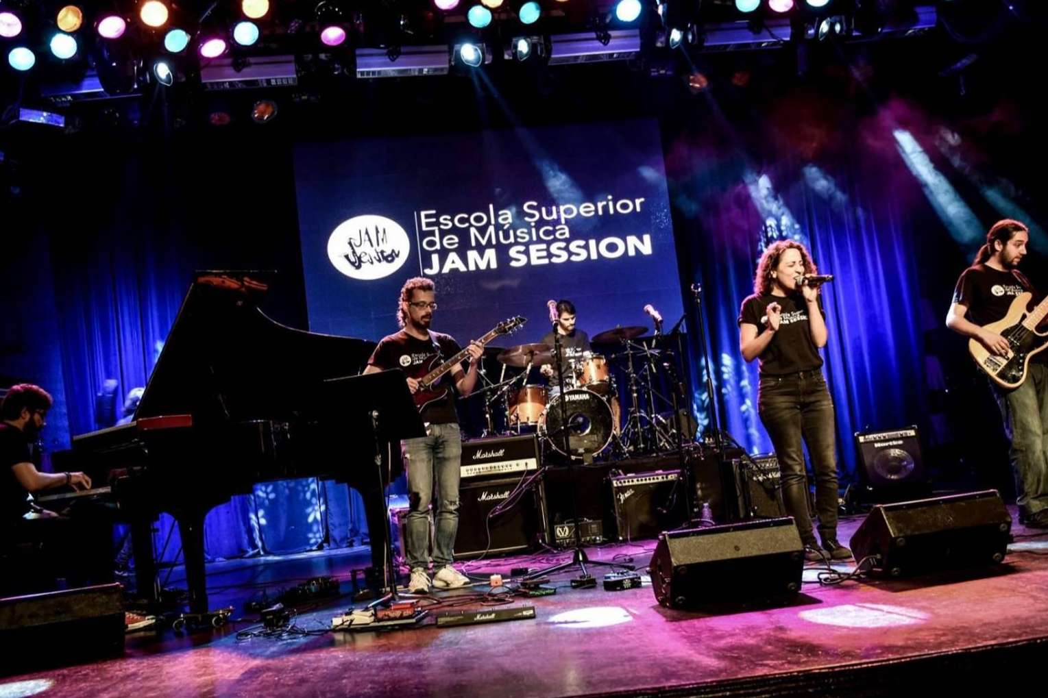 Para obtener el primer título superior oficial en músicas actuales que ofrece la Escuela Superior de Música Jam Session, algunas personas de todo el territorio nacional viajan a Barcelona