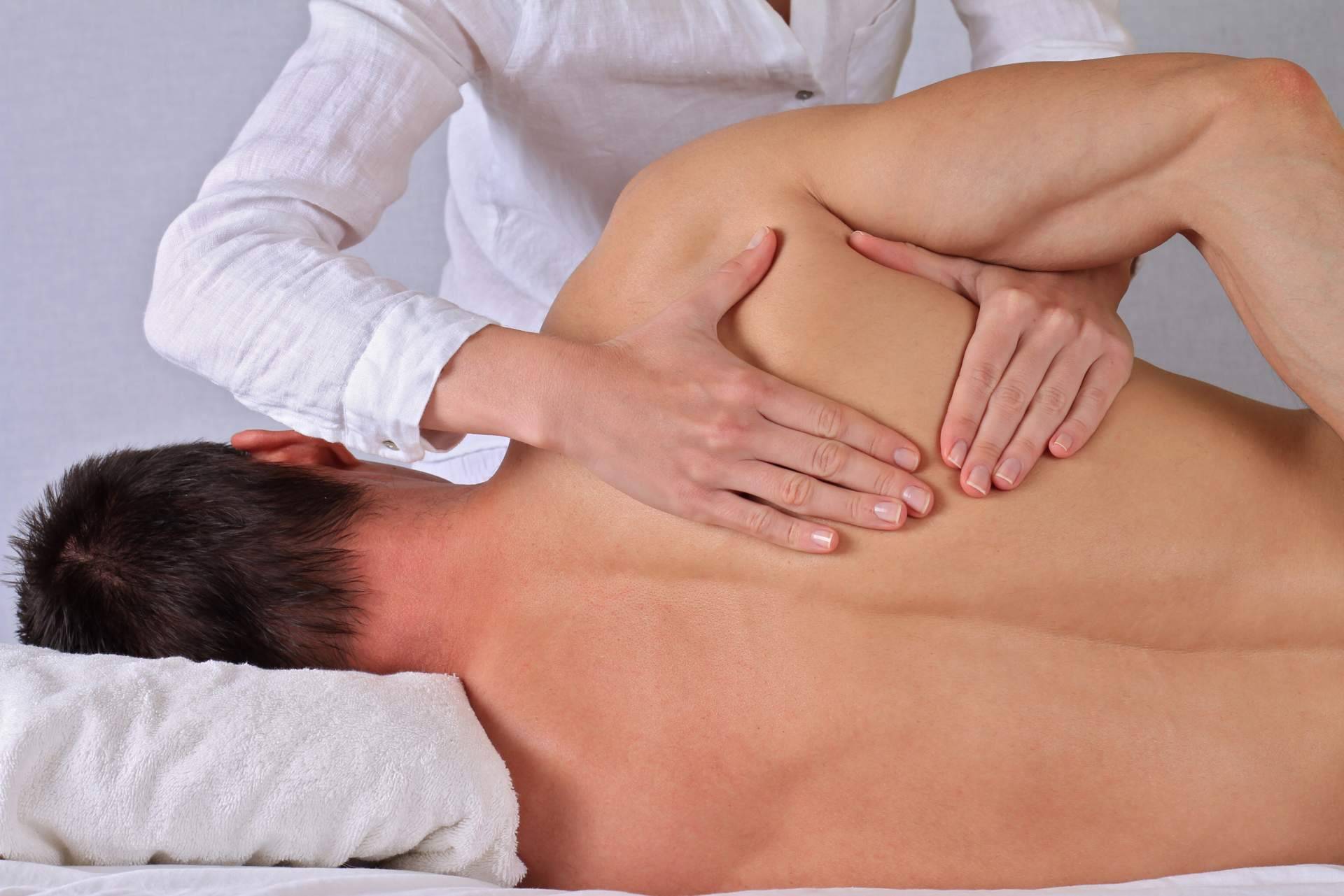 Qué es la osteopatía y cómo ayuda a mejorar las dolencias, de la mano de Clínica Viasalud