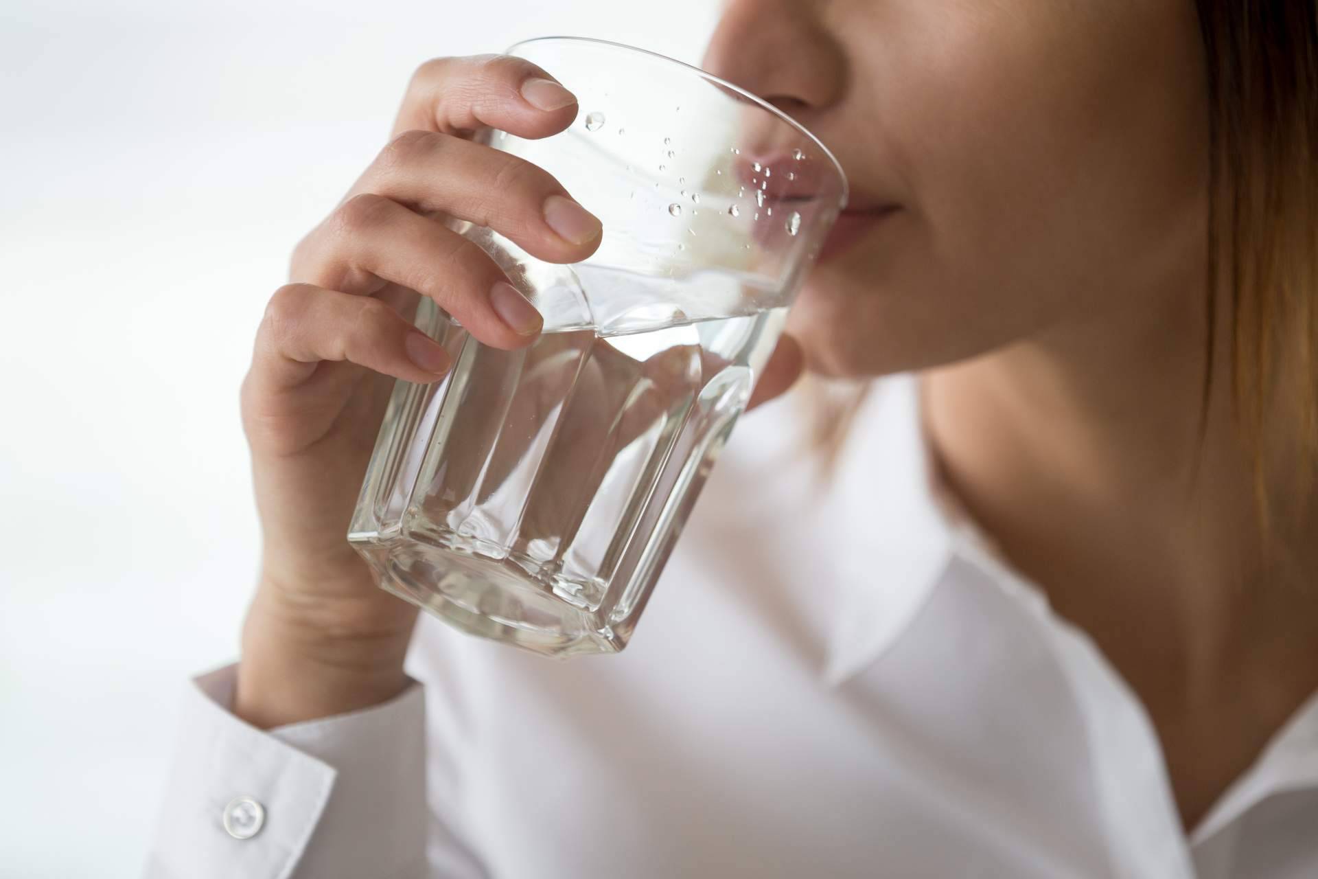 Los beneficios de beber agua en el trabajo, por Atrium Salud