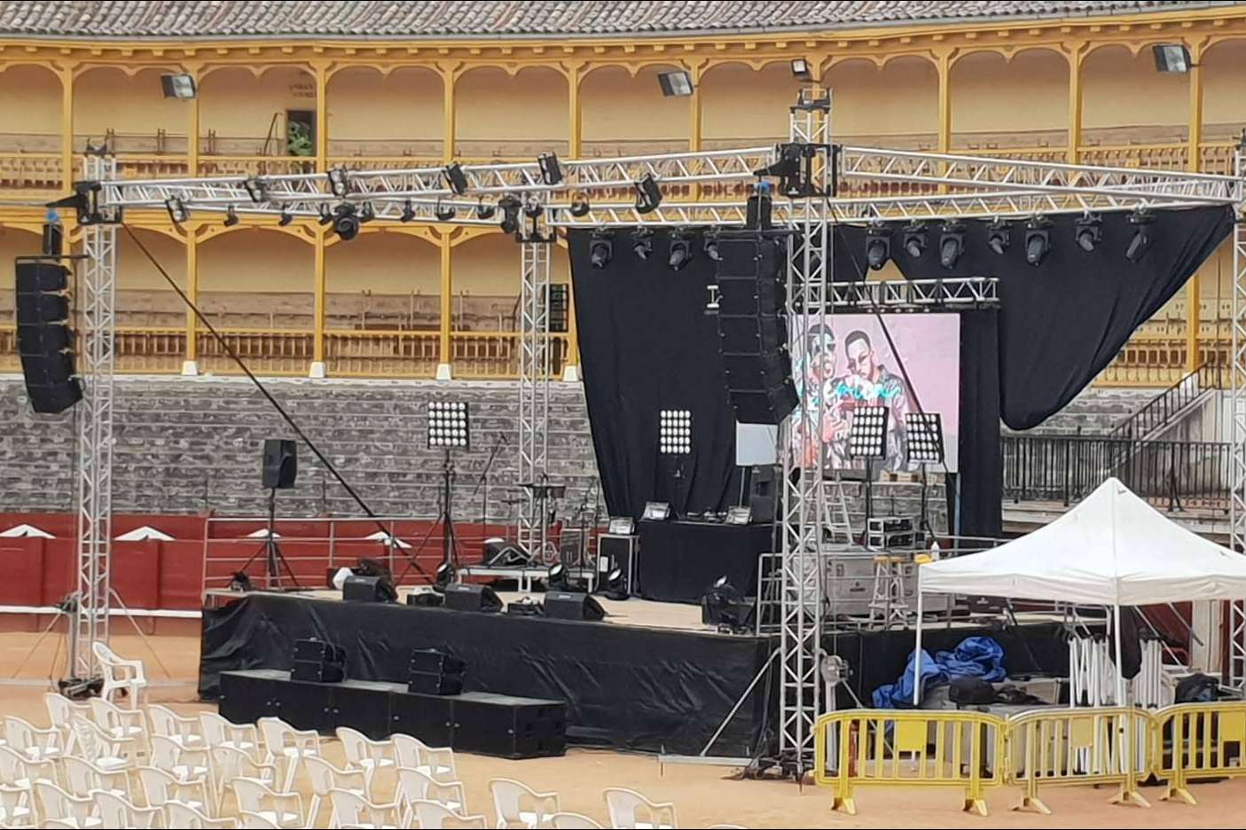 Servicios de alquiler equipos de sonido, iluminación y audiovisuales para fiestas y eventos de DCPRO