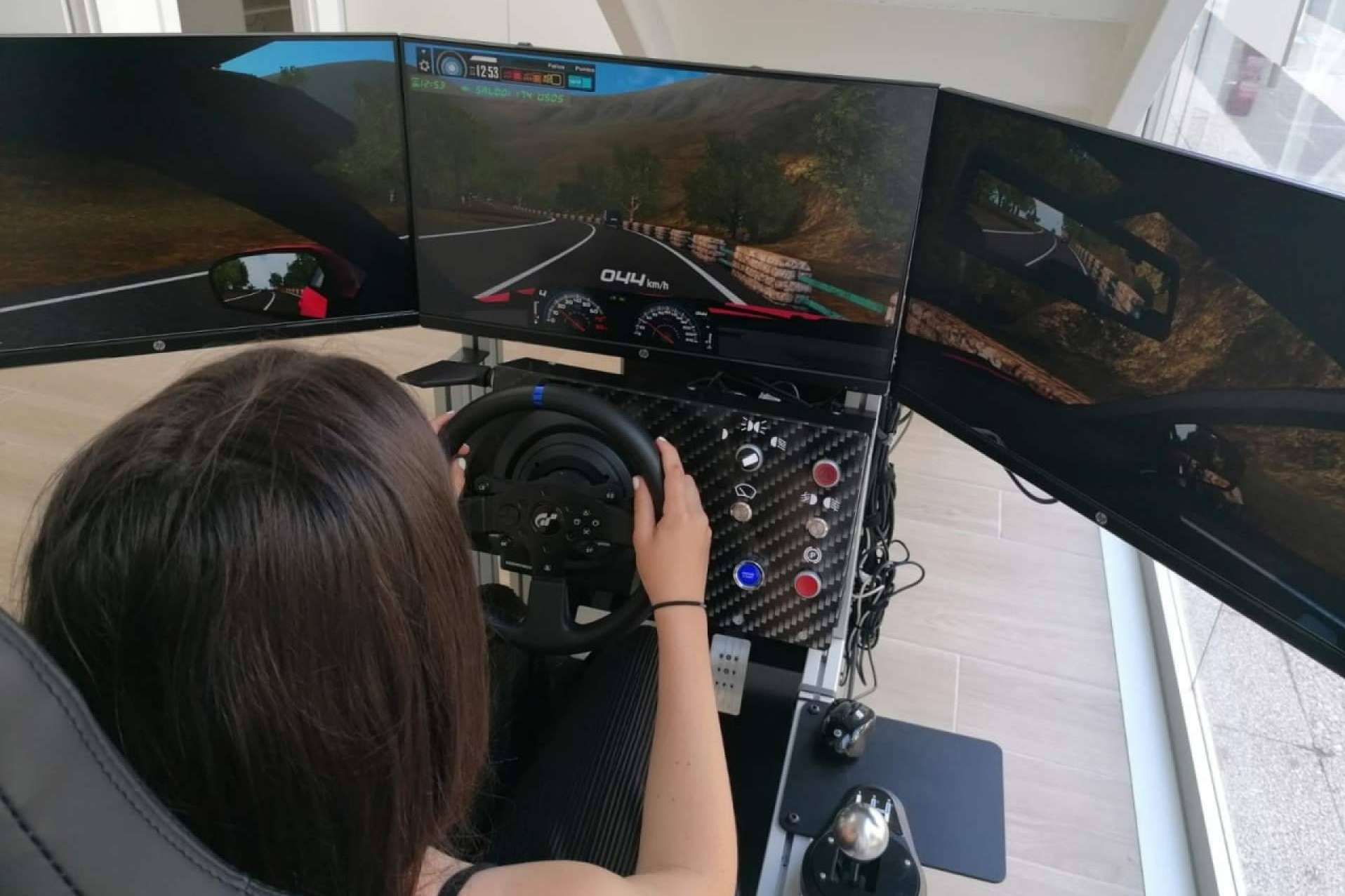 Simumak amplía la formación virtual a través del simulador de coche creado para autoescuelas