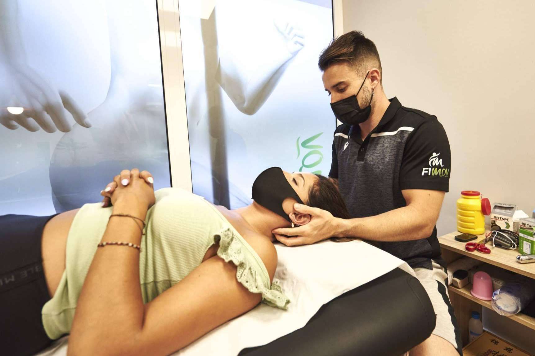 La importancia de la fisioterapia para mejorar el dolor de espalda de la mano de FiMov