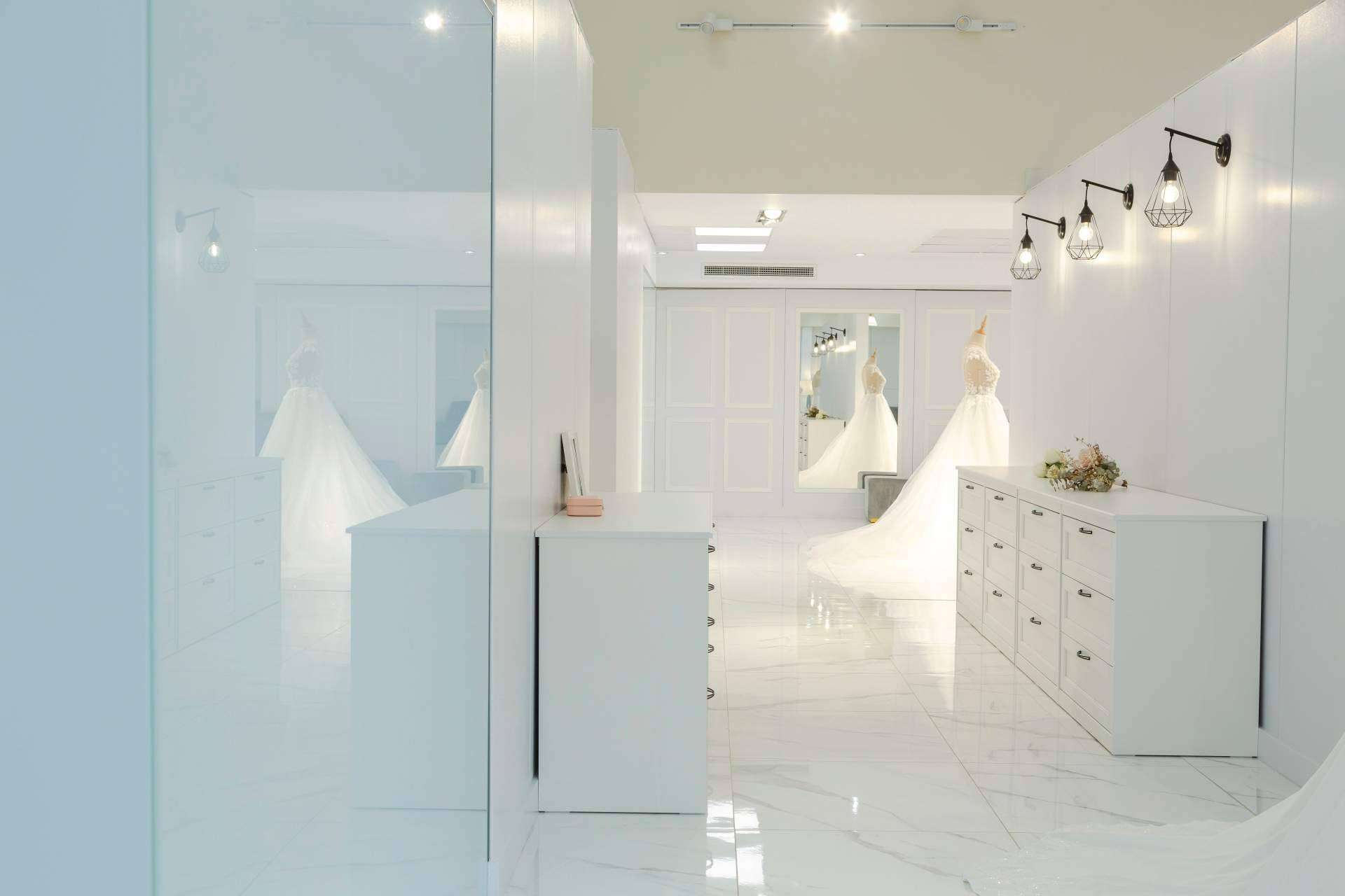 Comprar el vestido de novia o el traje de novio a través de una experiencia premium
