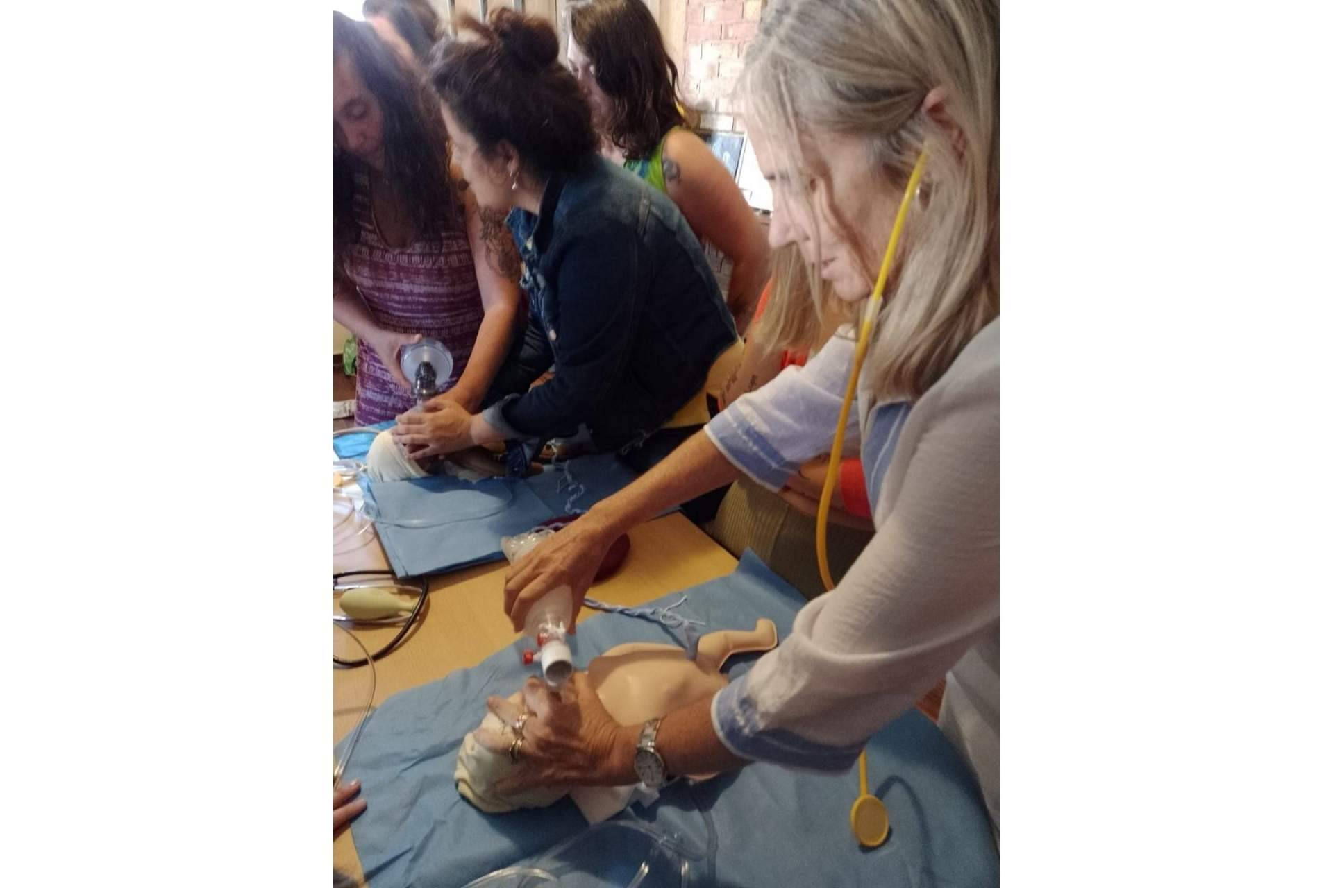 Mayéutica, la escuela de parteras que imparte una formación de alta calidad y un sistema de enseñanza para personas de todo el mundo