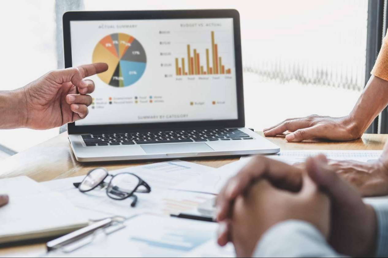 ¿Por qué es importante contar con un experto para el análisis financiero y de costes?