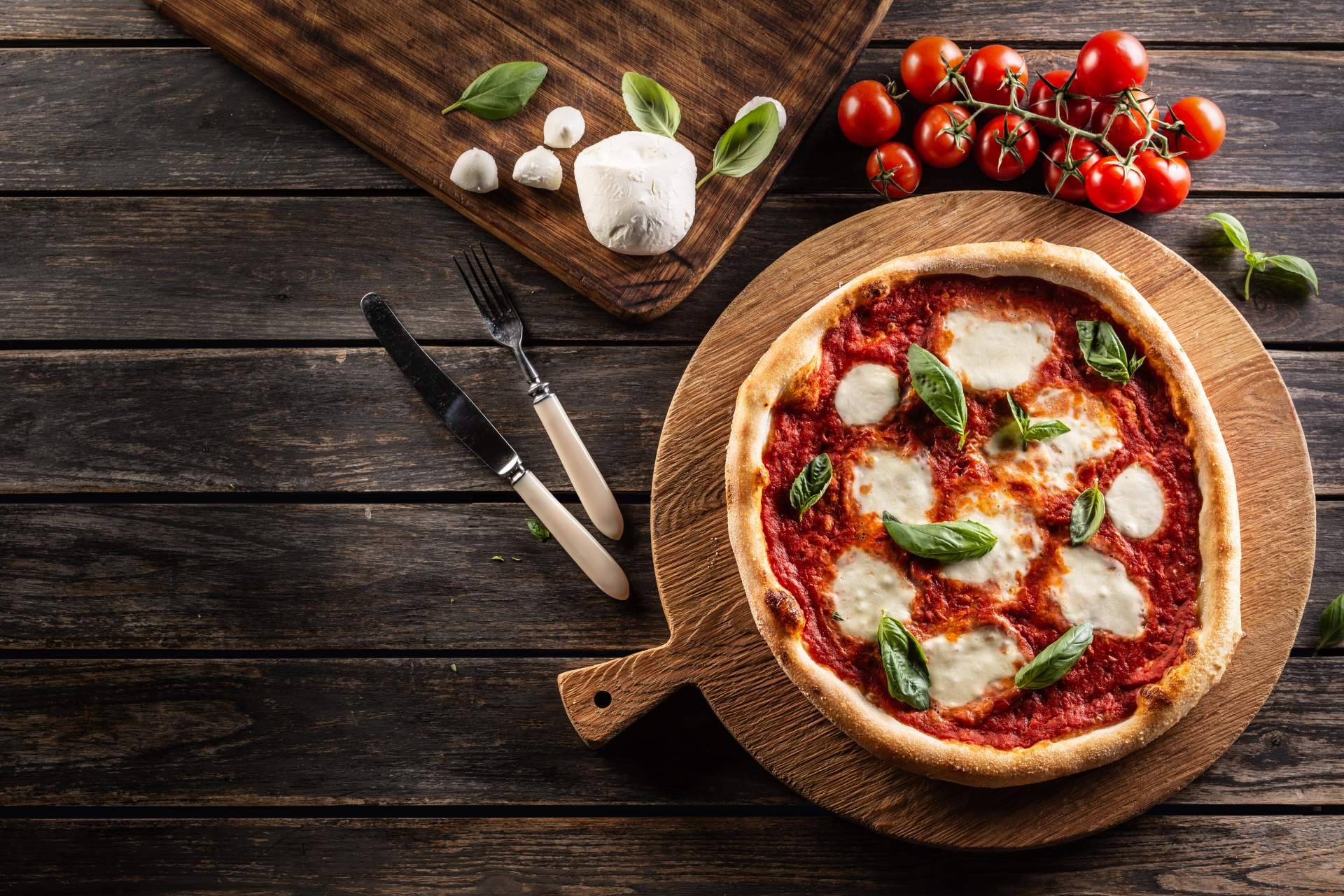 Degustar la pizza Margarita, un clásico de la gastronomía italiana, en el puerto de Santa María