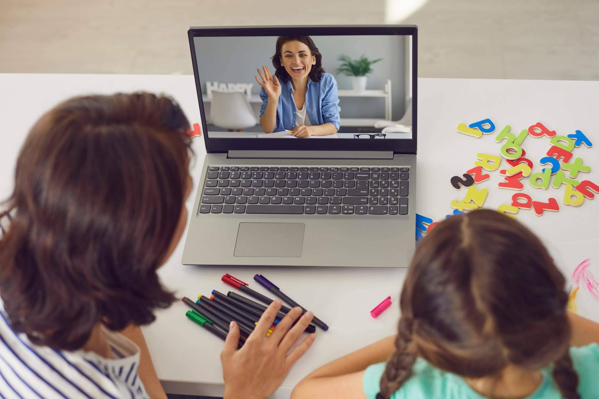 Clases con modalidad mixta en las academias, presenciales y videoconferencia