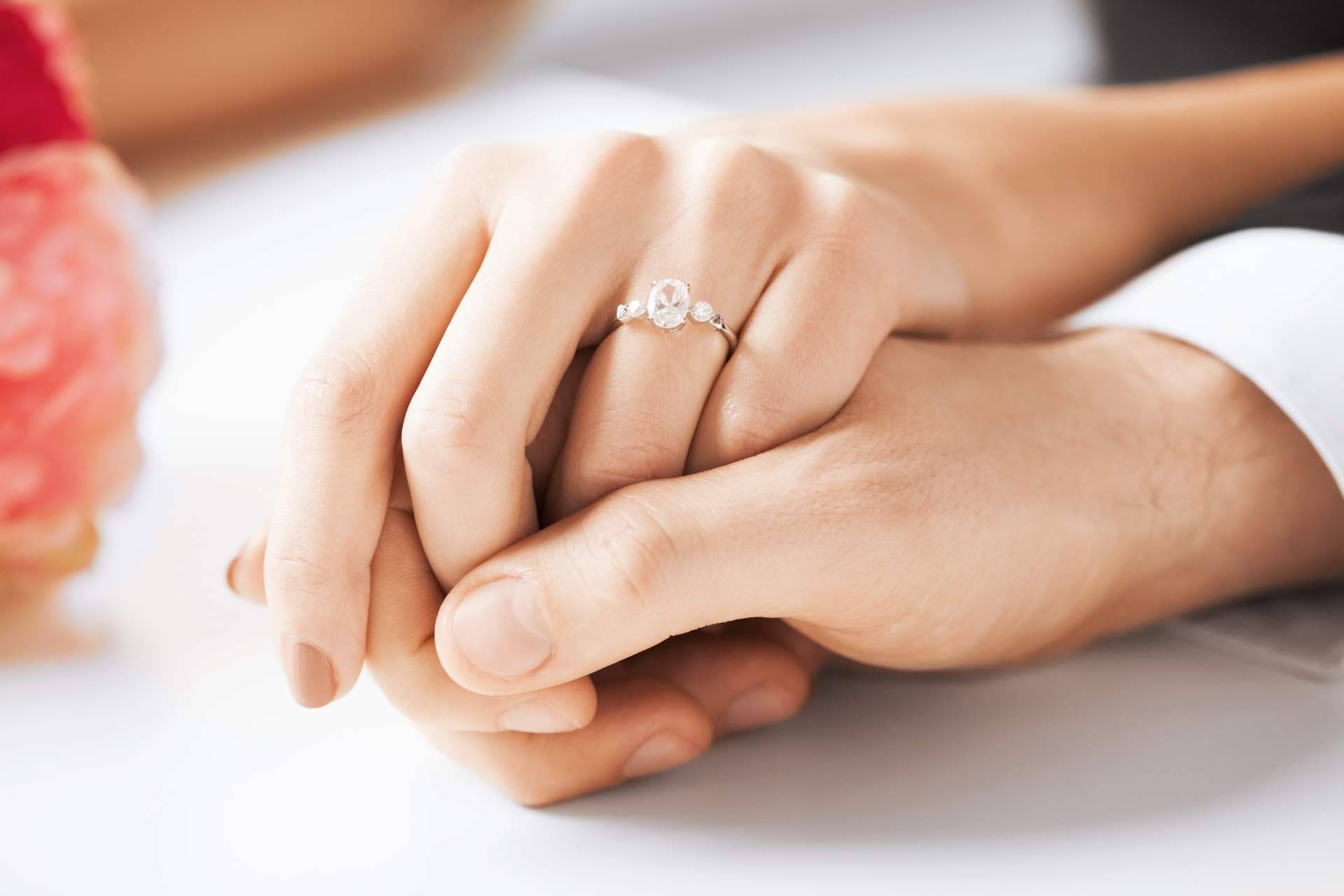 El Rubí Joyeros ofrece anillos de compromiso para que sea un pacto brillante