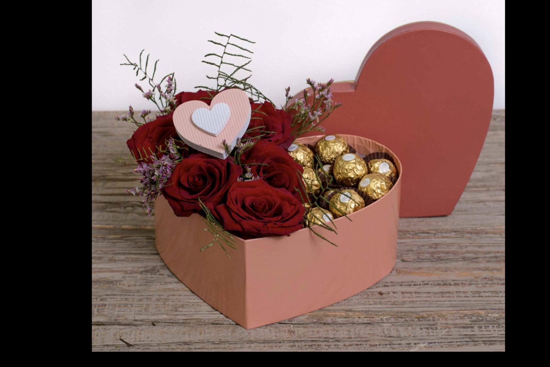 Sorprender a la pareja en el Día de San Valentín con las cajas de flores, cestas y ramos de la floristería Amborella