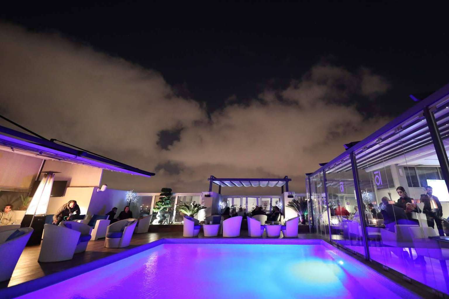 Warmpool ofrece iluminación para piscinas con focos LED