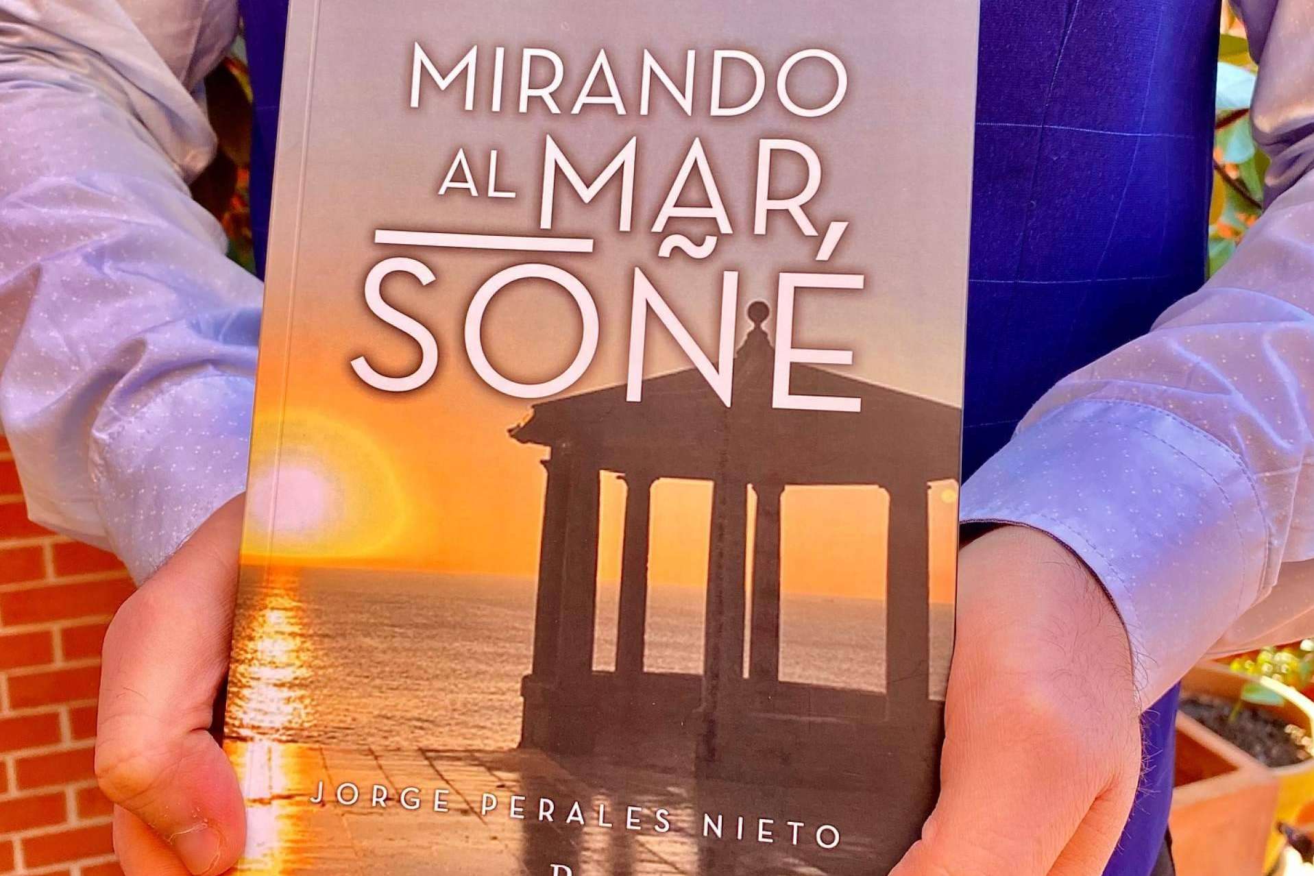 El libro de Jorge Perales Nieto 'Mirando al mar, soñé' permite soñar entre sus páginas