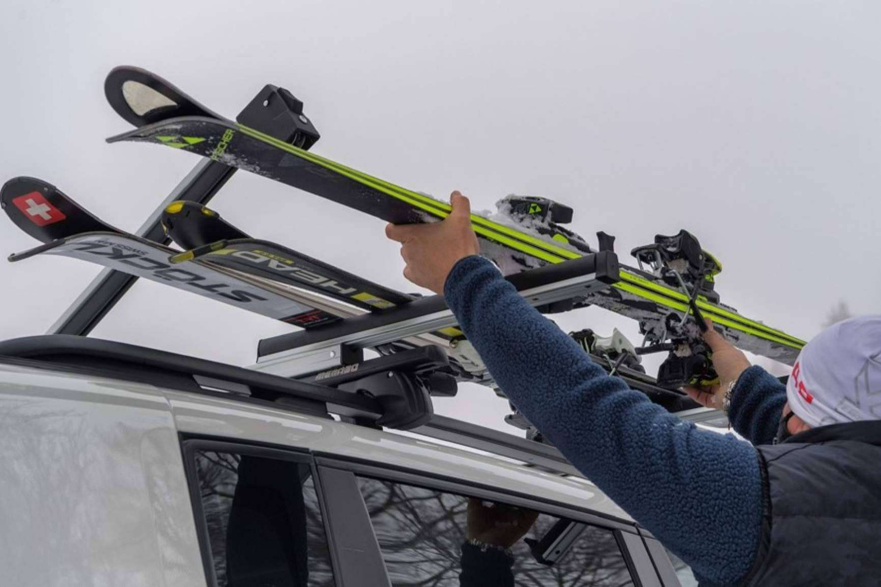 El equipo que no le puede faltar a ningún aficionado al esquí y snowboard en sus próximas salidas a la nieve es el portaesquís