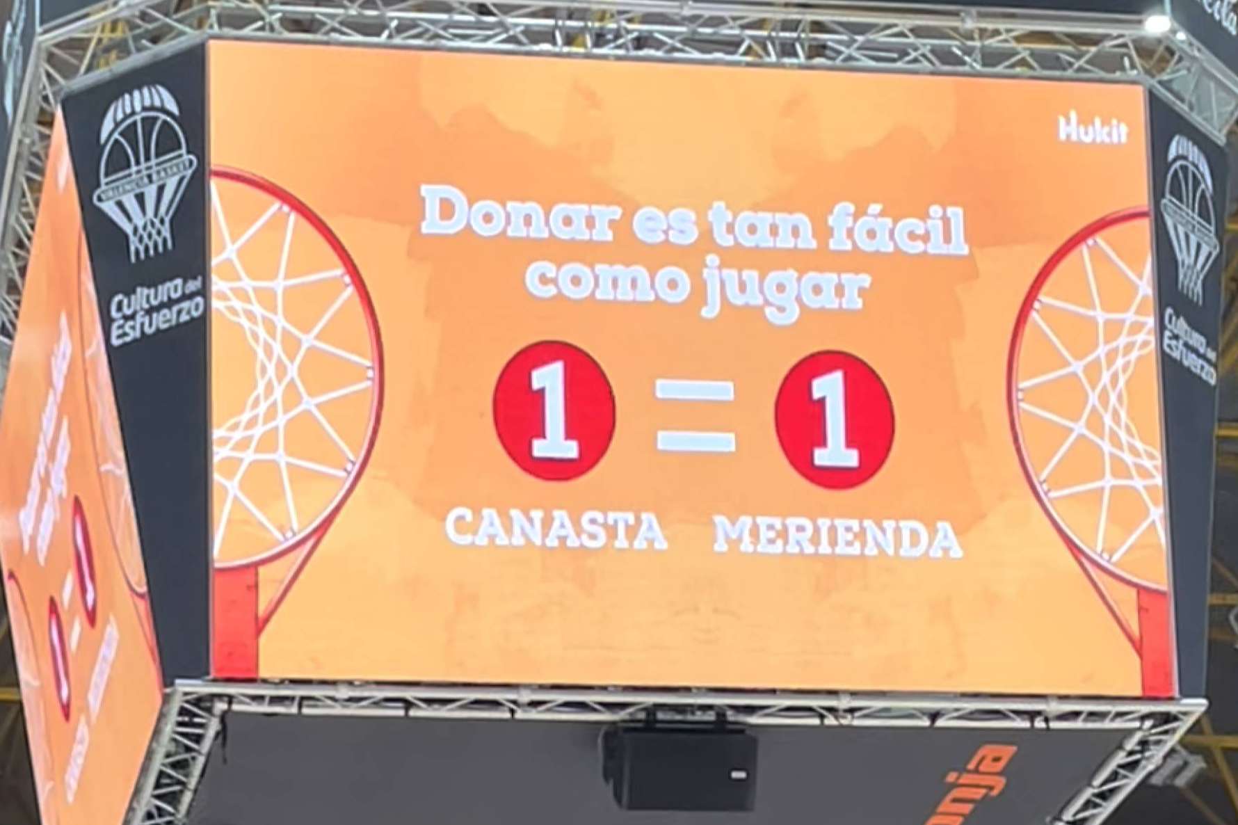 Valencia Basket y Casa Caridad colaboran en la activación realizada por la agencia