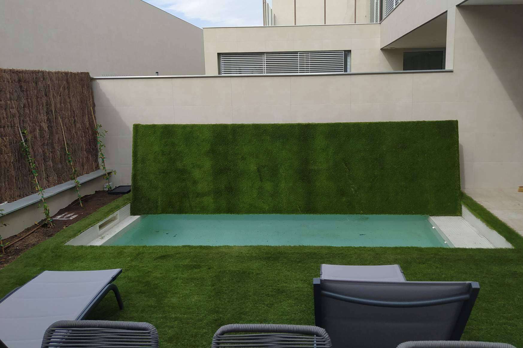 Cubierta rígida transitable para piscinas con el fin de optimizar espacios reducidos