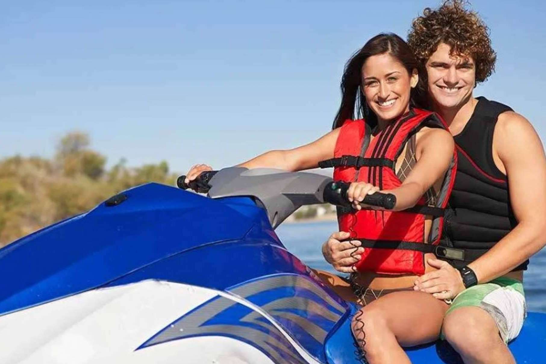 Contratar un seguro de barco o moto acuática a terceros para empezar a navegar al momento