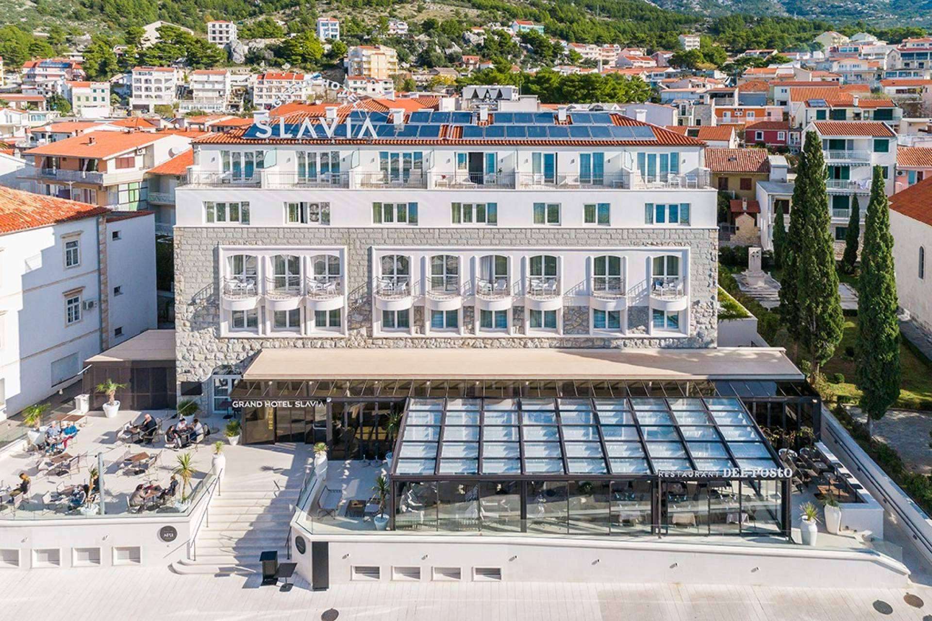Cubrir la terraza de un negocio para disfrutarla todo el año, con Airclos