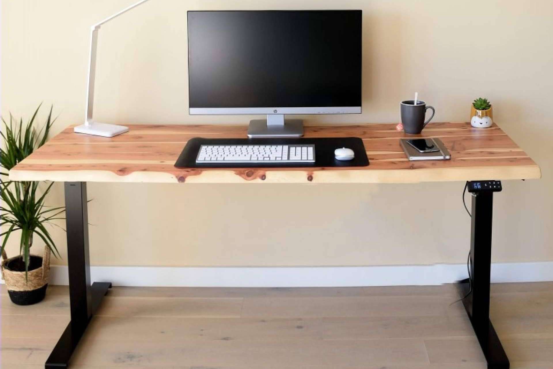 Beneficios de trabajar con escritorios ergonómicos elevables, por ErgoNatureWood