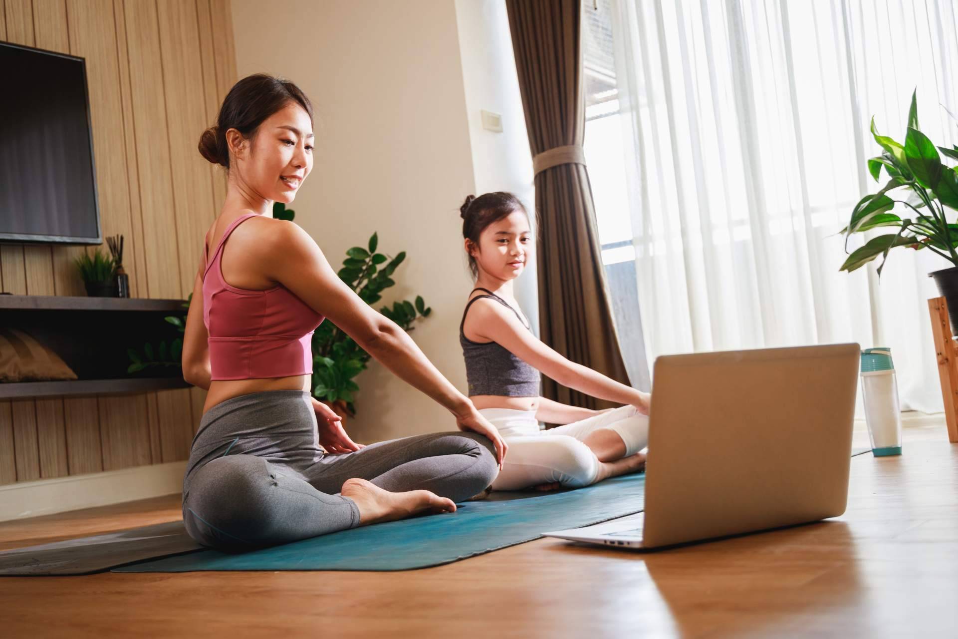 Practicar yoga desde casa a través de la plataforma Yoga Online