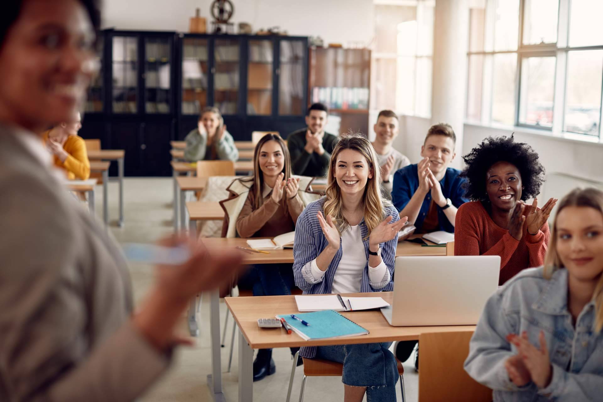 Ayuda Universitaria es la academia online que ofrece asesorías, en voz de comprar un proyecto hecho, para aprobar las asignaturas universitarias