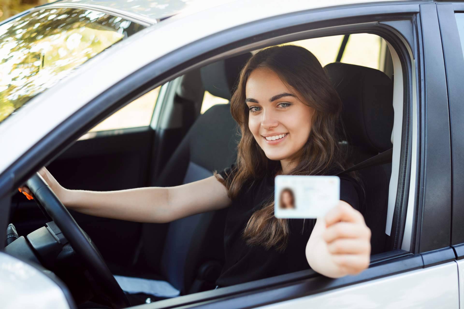 ¿Cuáles son las repercusiones de no llevar el carnet de conducir o usarlo caducado?
