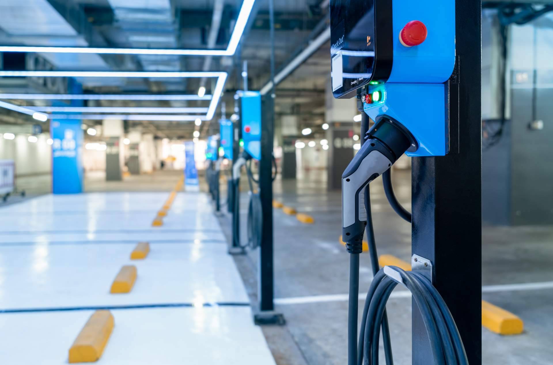Encontrar puntos de recarga para vehículos eléctricos en aparcamientos con más de 20 plazas