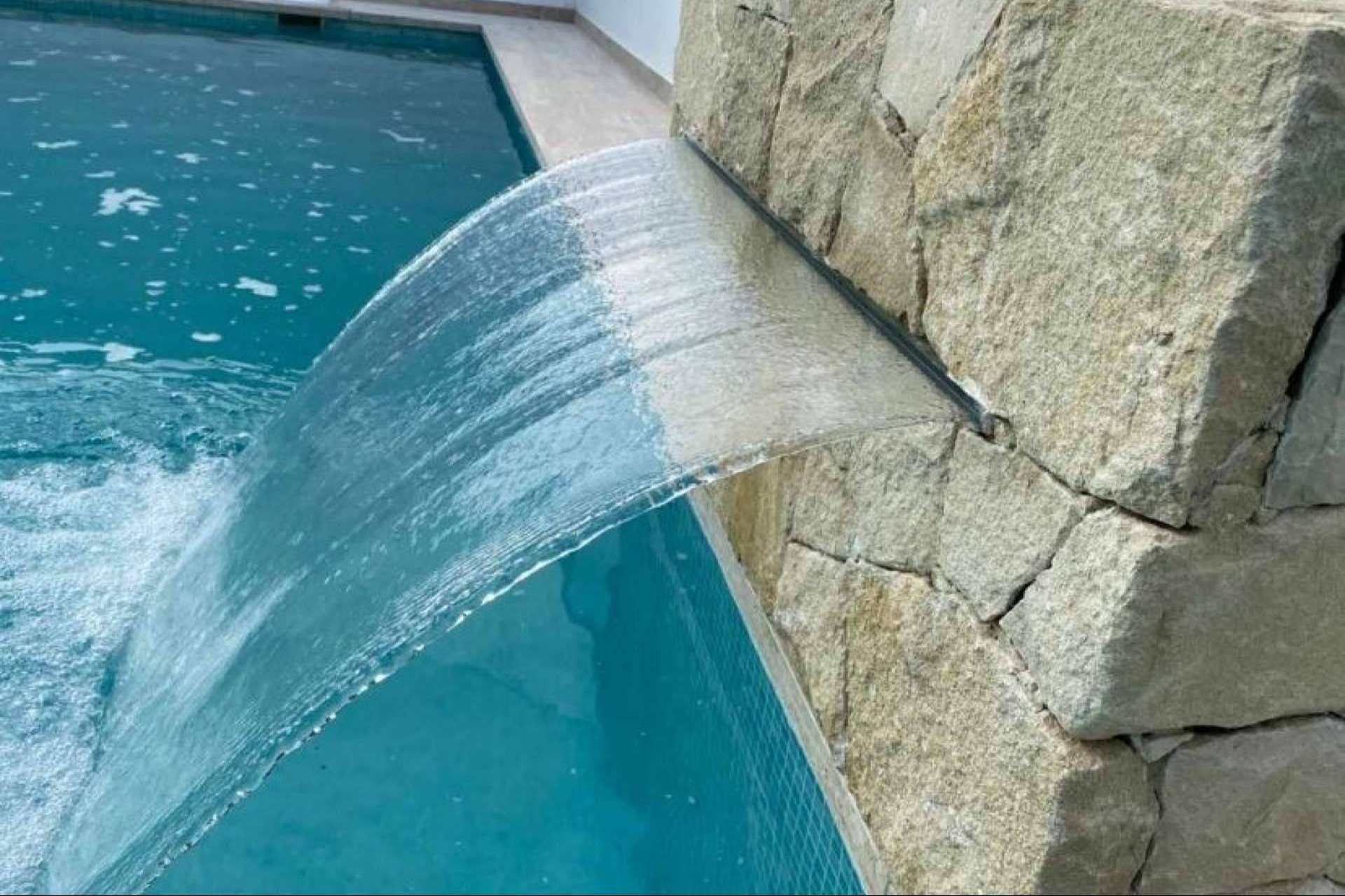 La cascada laminar acrílica se sitúa entre los complementos decorativos ideales de Warmpool para centros tipo spa y piscinas