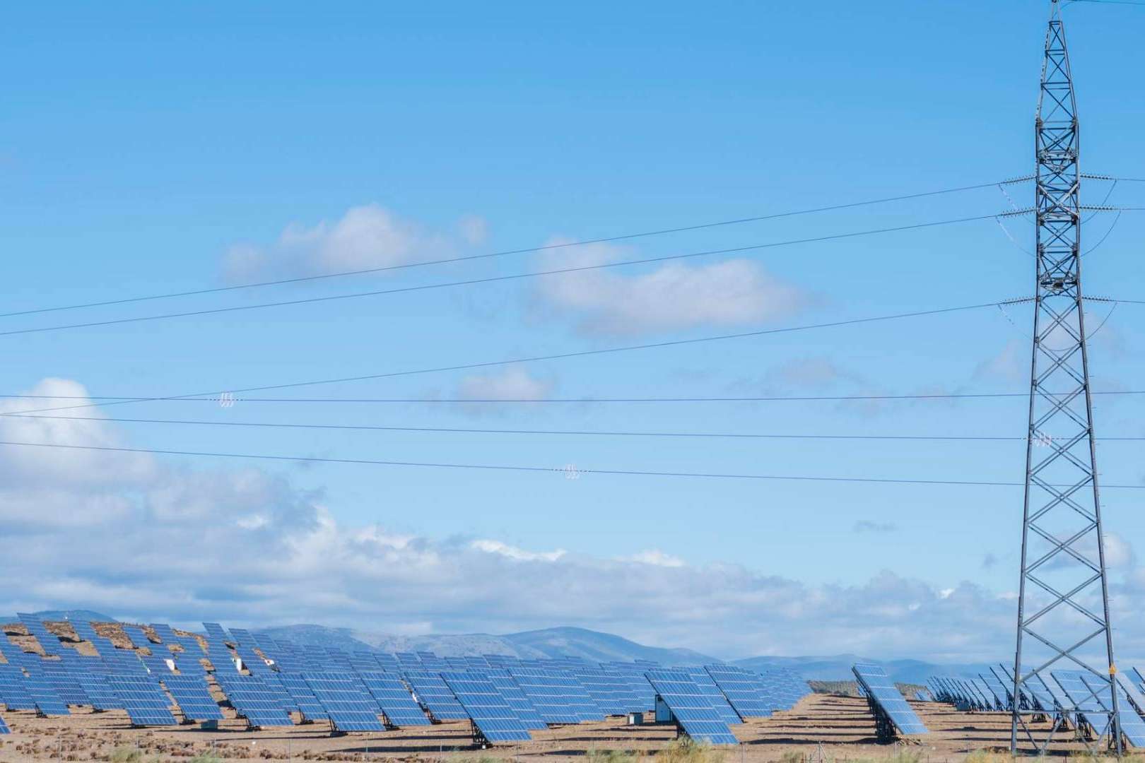 La importancia de mejorar la eficiencia energética en hogares y negocios