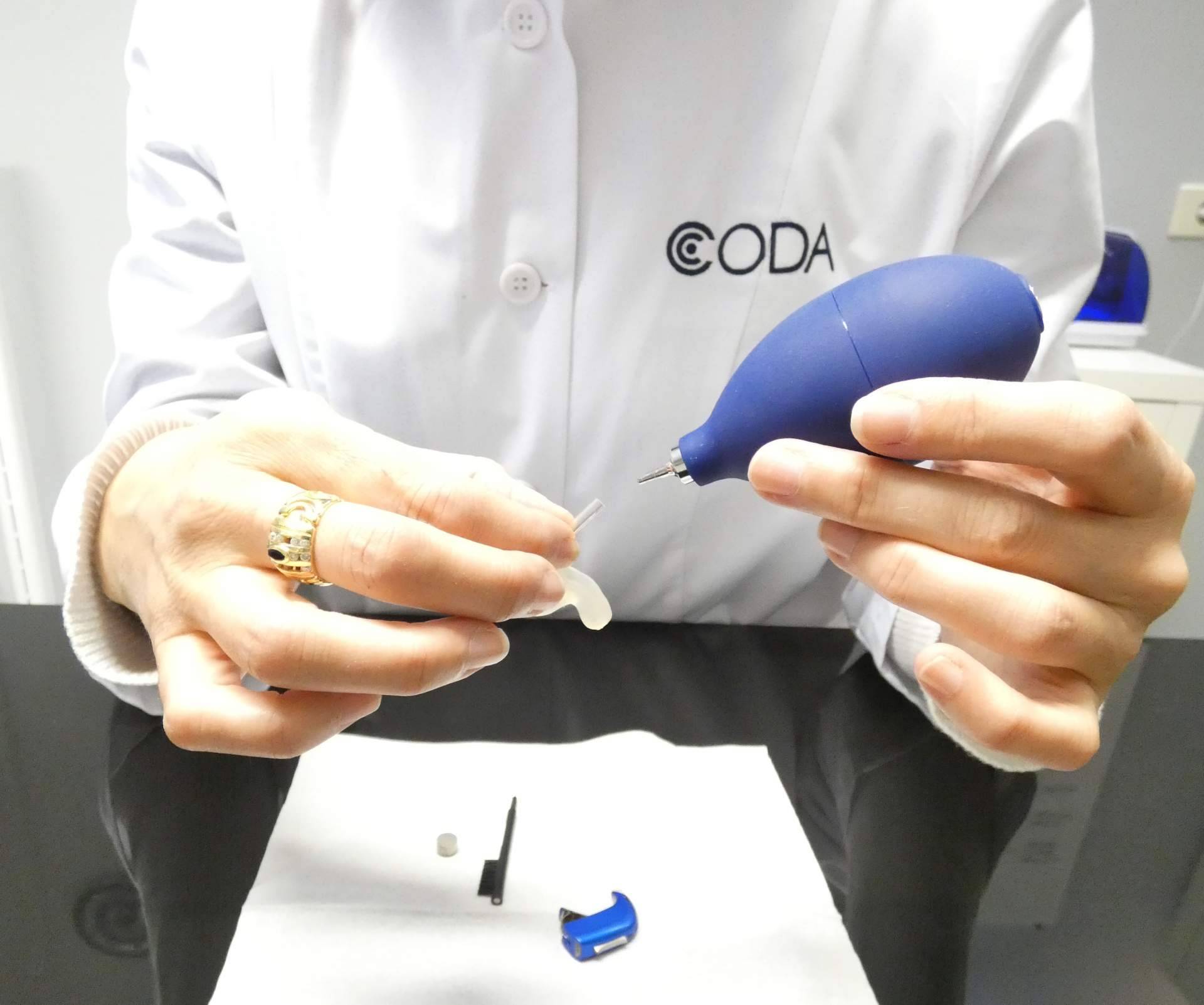 Clínica Coda ofrece servicios de reparación de audífonos en toda España