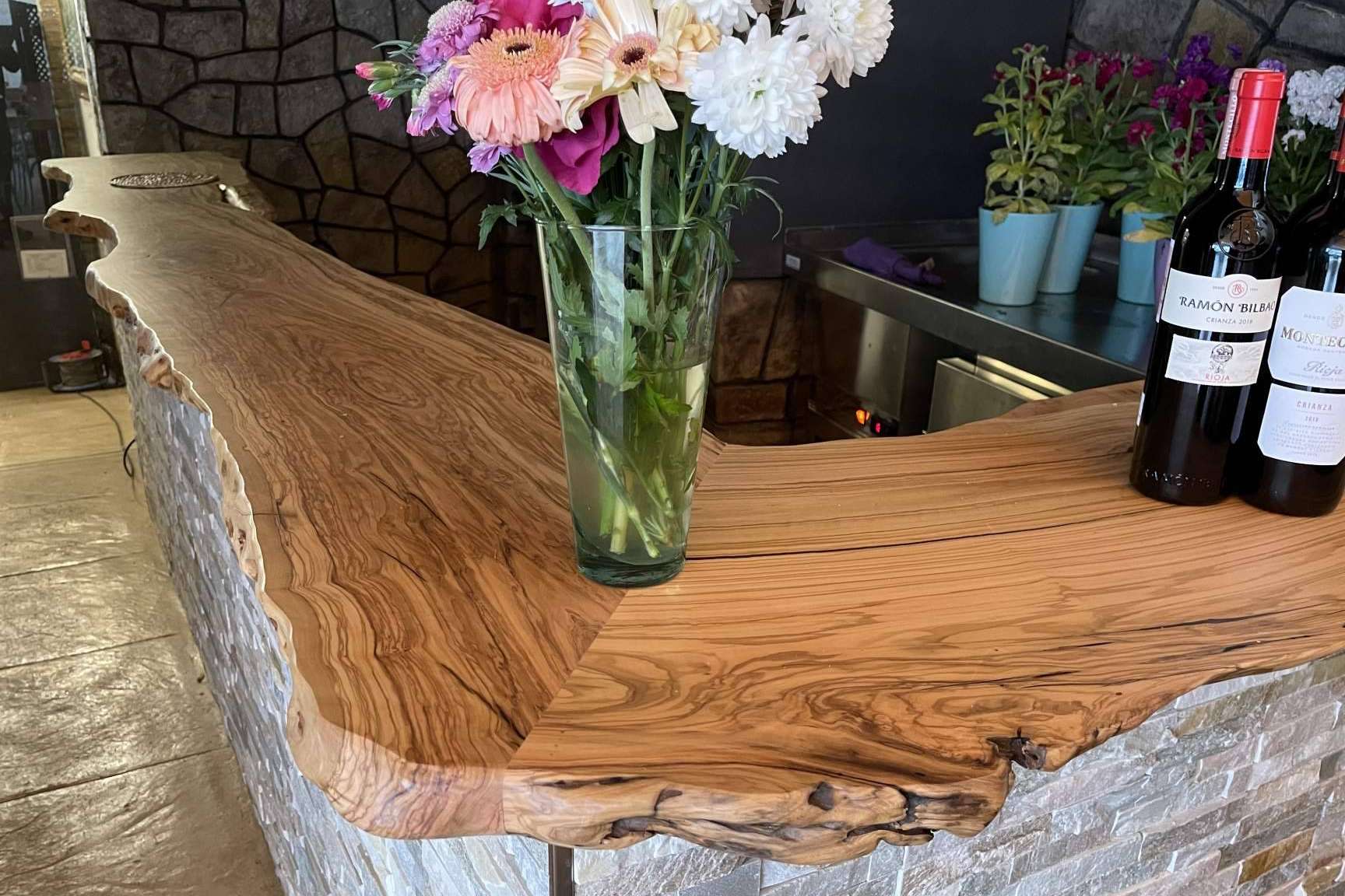 Darle un toque único a la decoración de un restaurante con los mostradores de madera de olivo