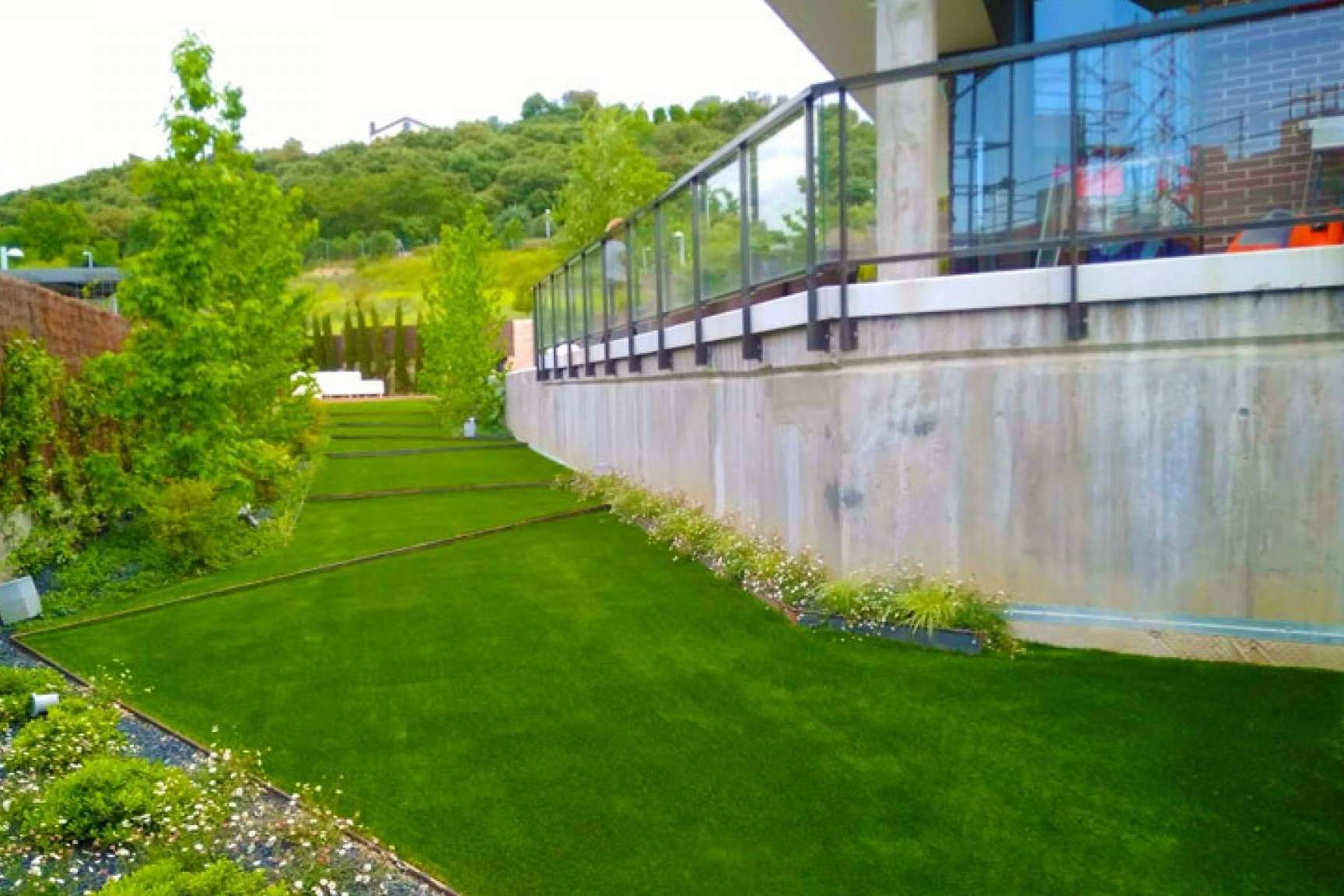 Los beneficios de instalar césped artificial en el jardín