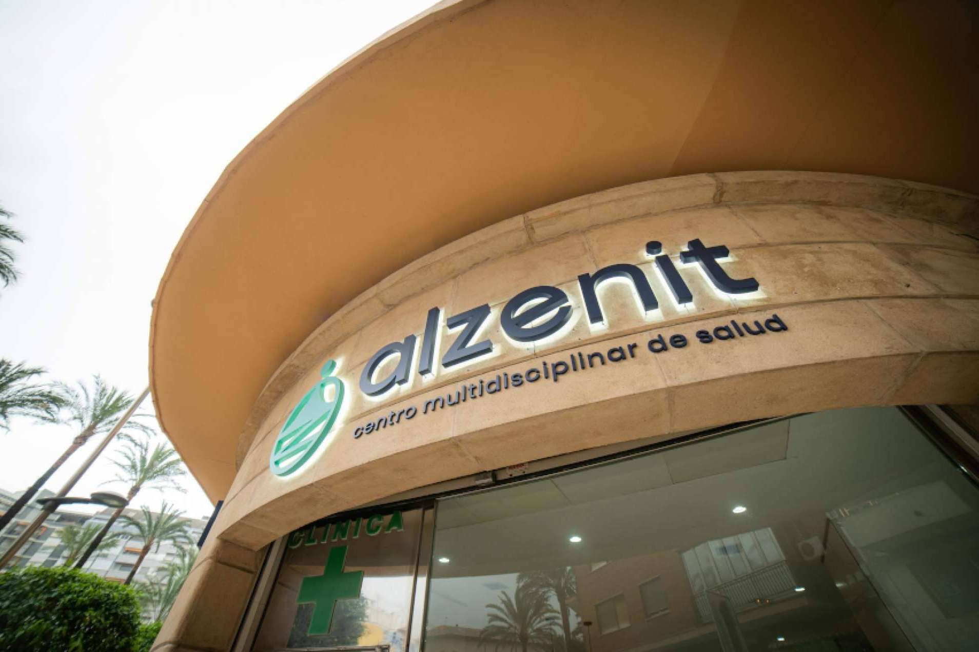 El centro de especialidades sanitarias en Alzira es Alzenit