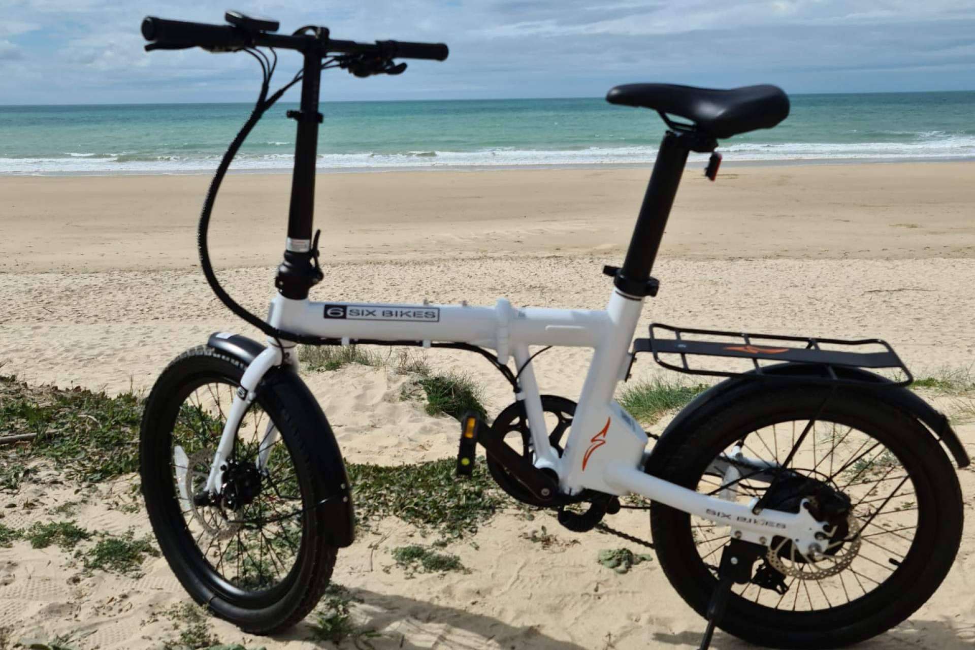 Alquiler de bicicletas eléctricas en Costa Ballena a domicilio con la empresa Neo Skate