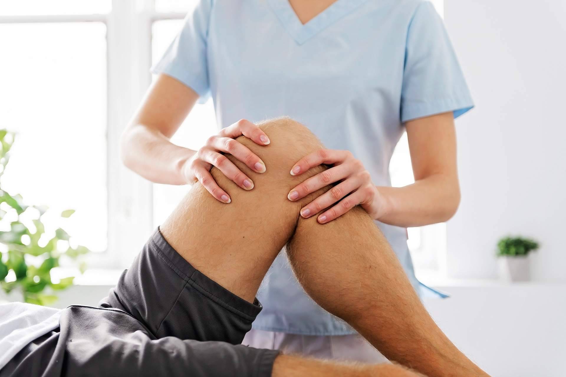 FisioClinics Madrid sobre la importancia de tratar las dolencias físicas desde la raíz