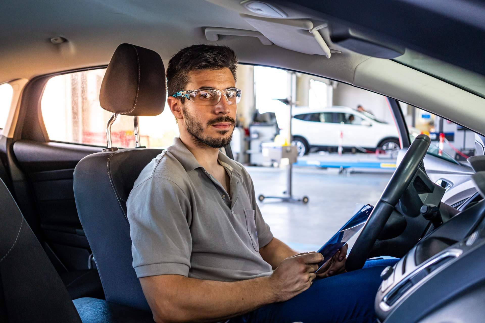 Coches, furgonetas y vehículos industriales de ocasión, ¿qué se debe saber antes de pasar la ITV?