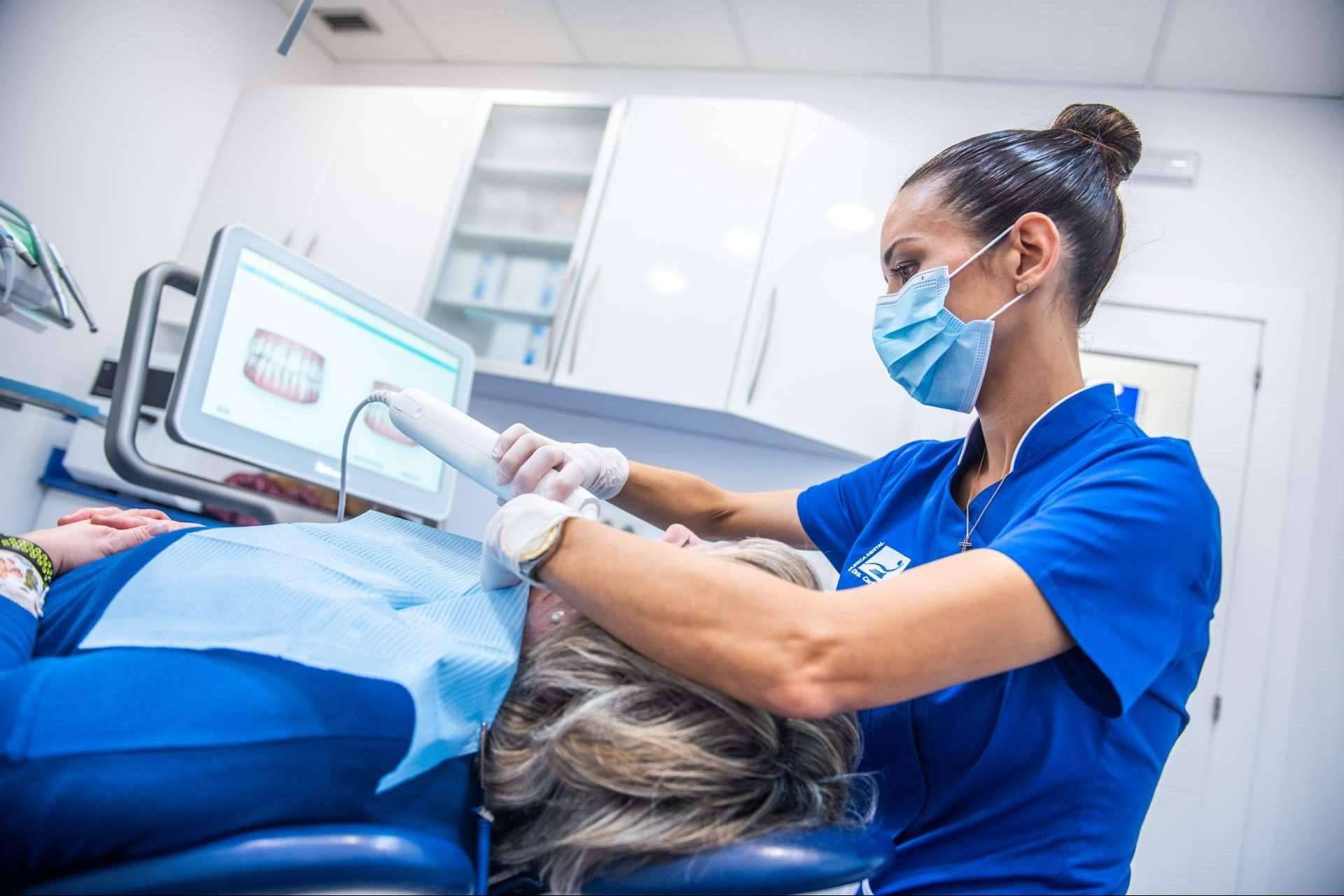 Los beneficios que aporta un tratamiento de ortodoncia invisible, por la Doctora Cachero