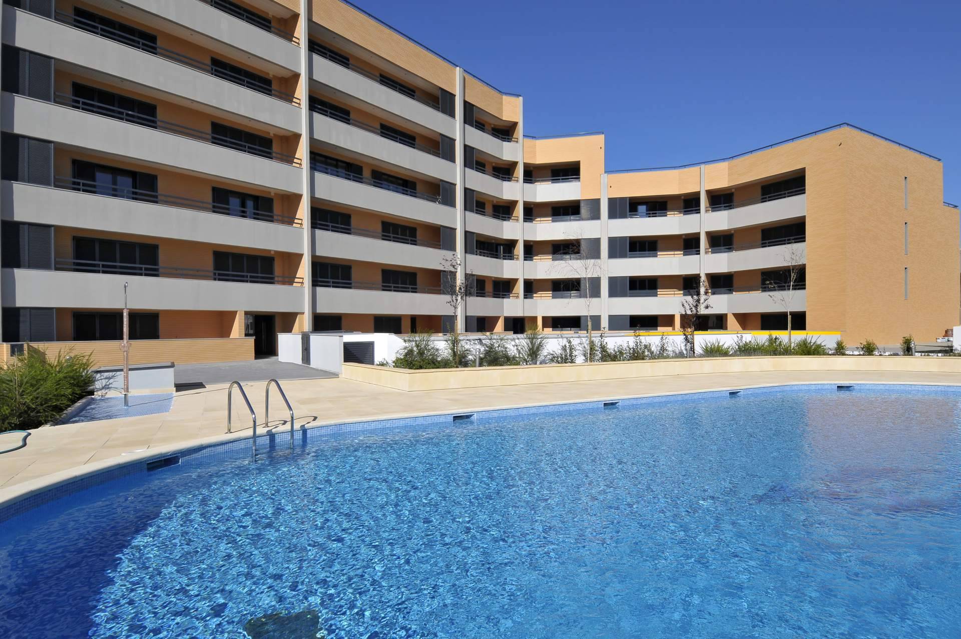 Las normas en una propiedad horizontal que dispone de piscinas comunitarias, por Bazán Abogados