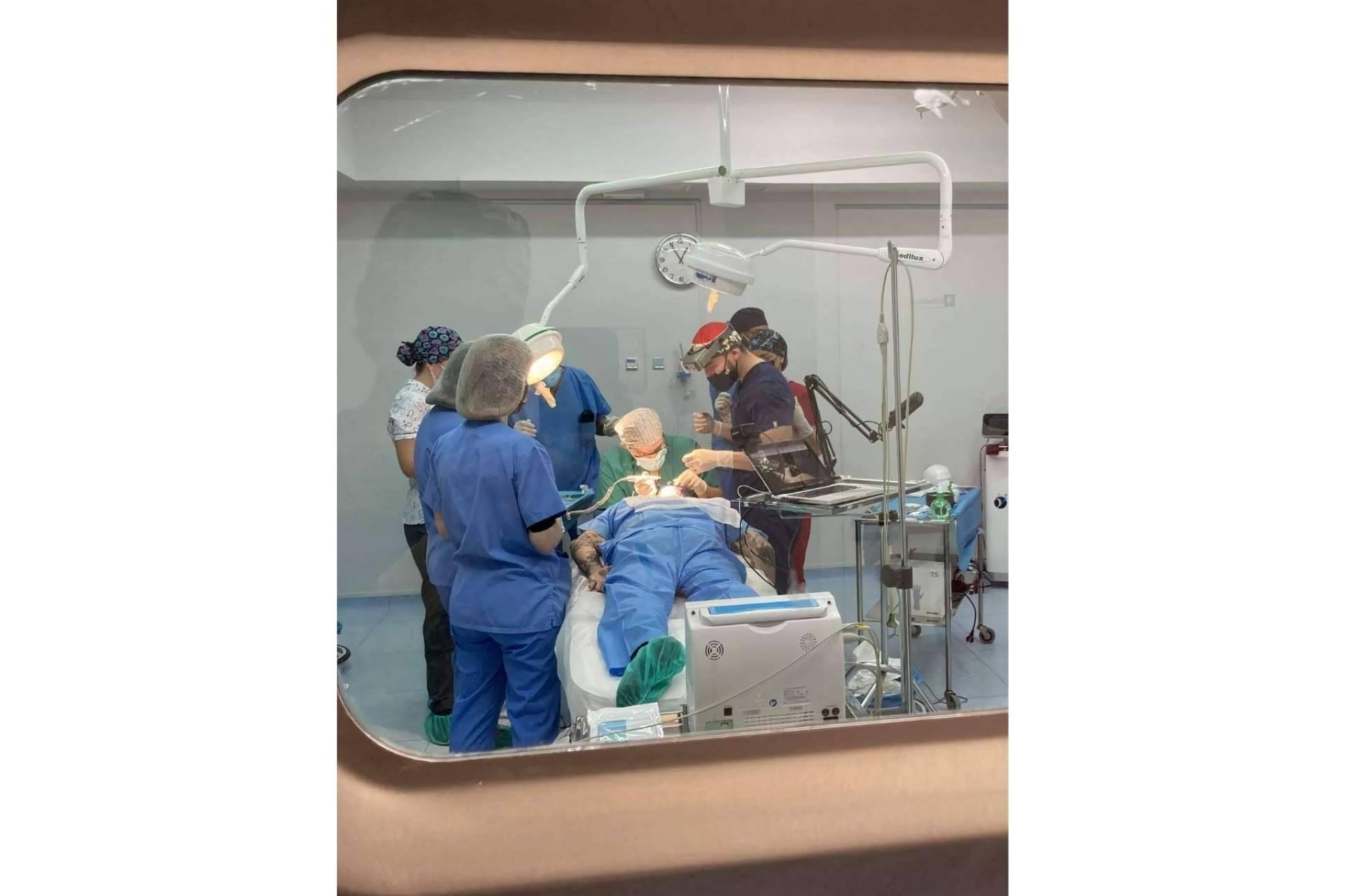 Destacado profesorado en cirugía capilar en el Máster FEMEL