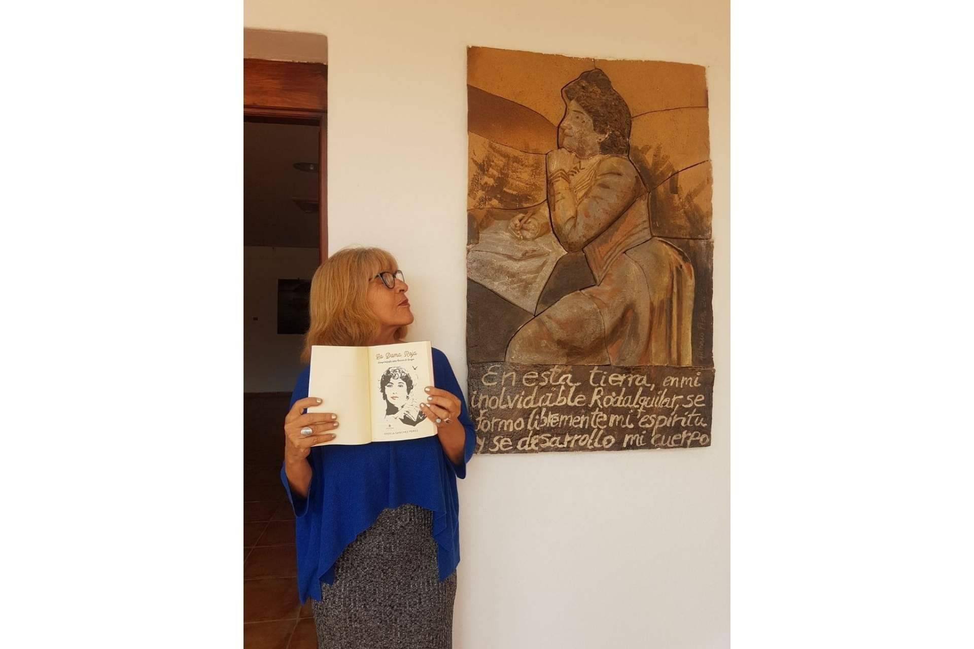 'La dama roja', el ensayo biográfico de Carmen de Burgos, escrito por Ángela Sánchez Pérez
