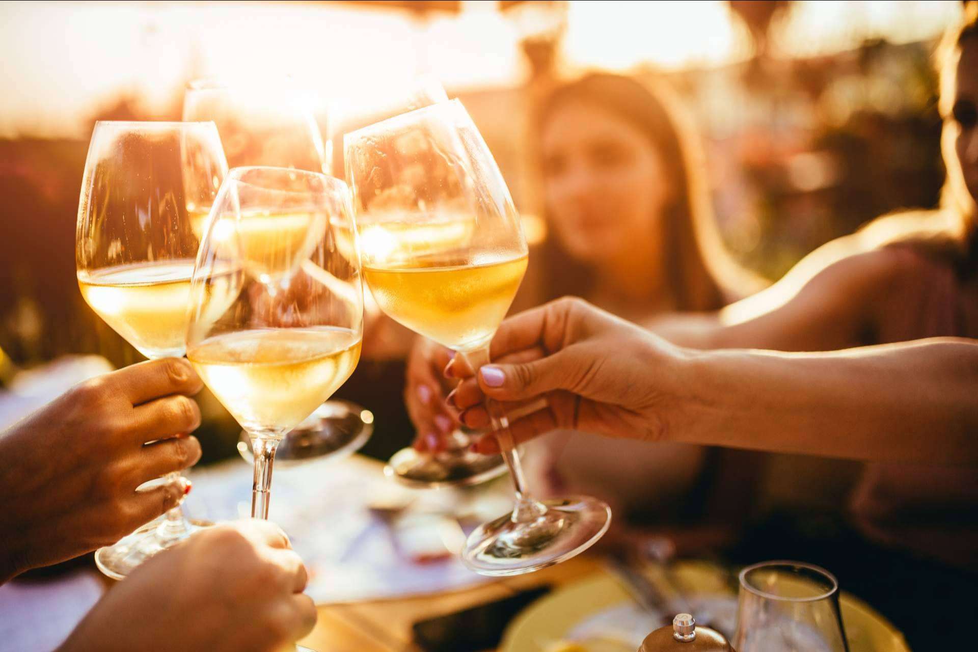 Los vinos blancos y rosados son perfectos para maridar los platos en primavera