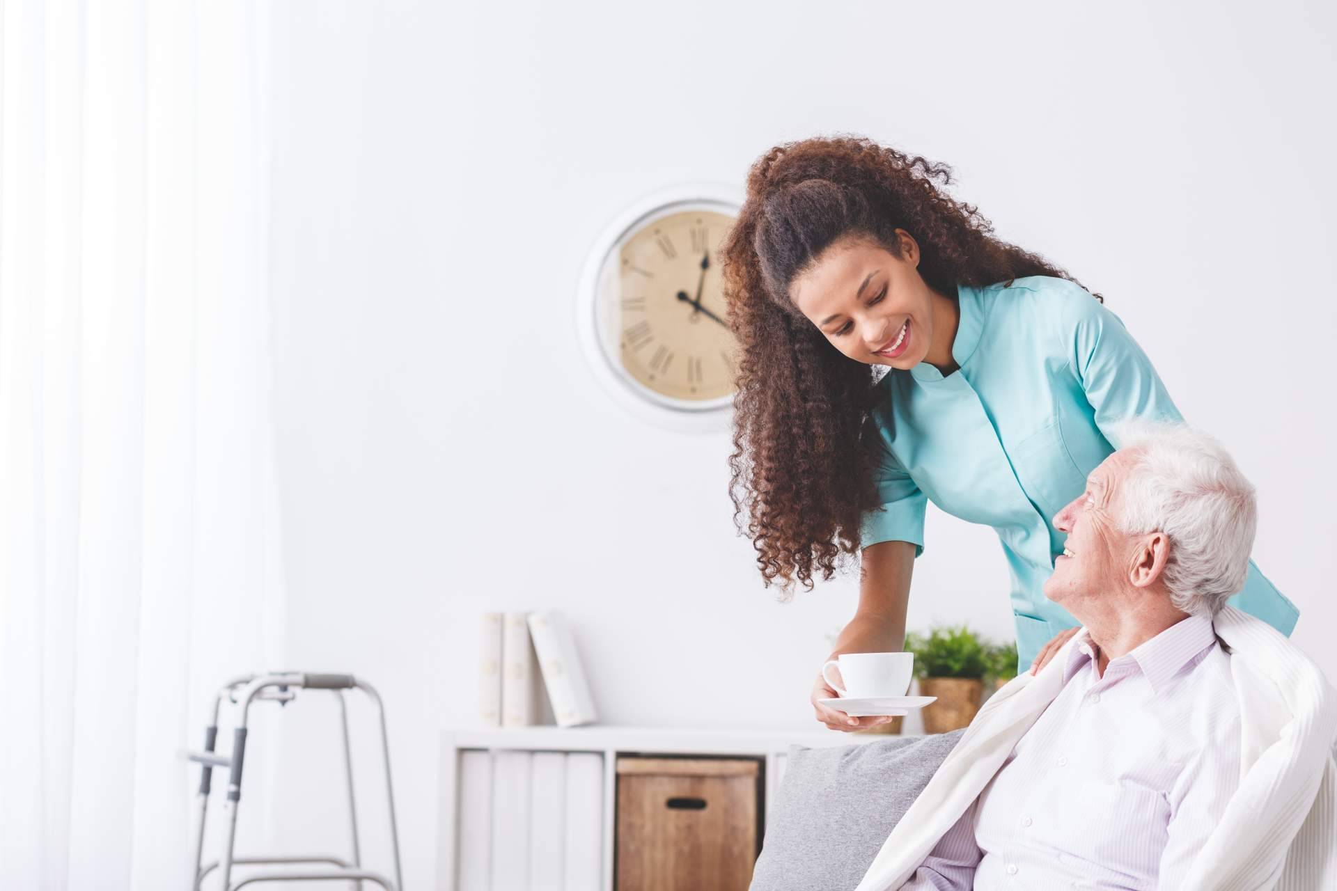 Asistencia domiciliaria de excelencia en el cuidado de adultos mayores con LineaMed