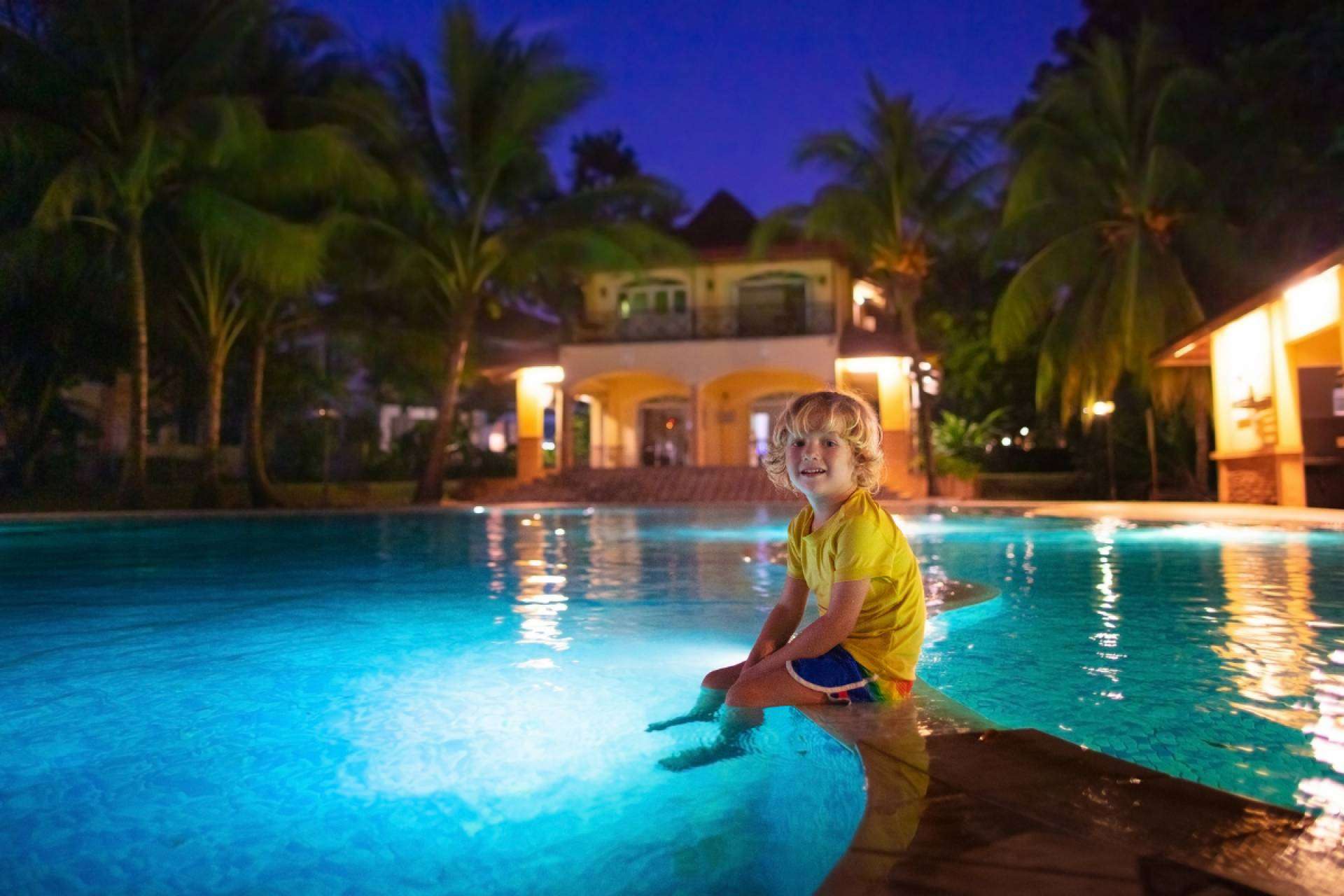 Iluminación domótica para piscina de la mano de Warmpool