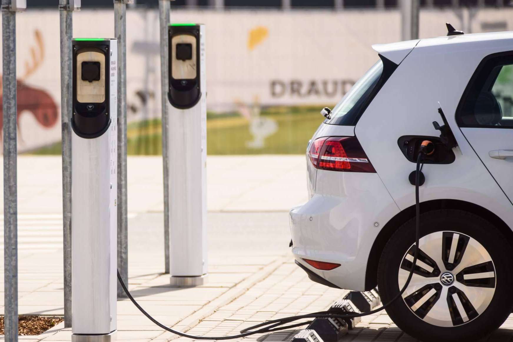 Atraer a más clientes cargando el coche eléctrico en los parkings de las empresas, por Smart Wallboxes