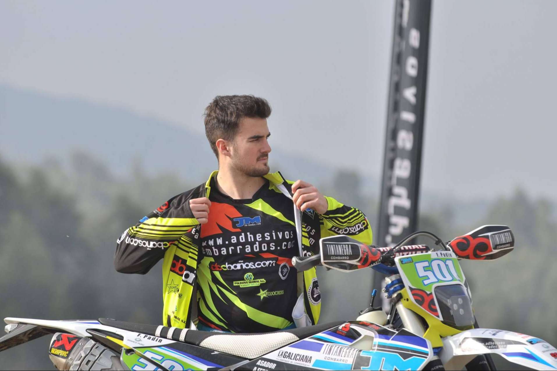 ADHESIVOSEMBARRADOS dispone de chalecos para enduro y motocross