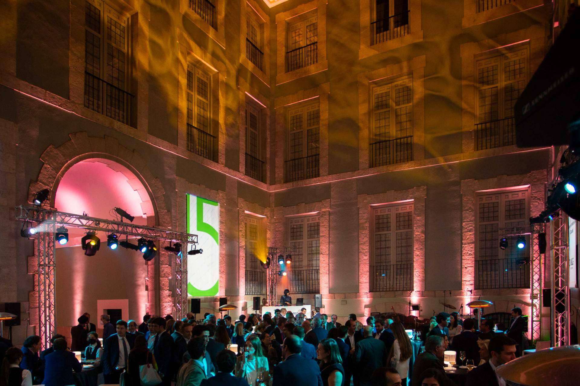 Contratar a un DJ para eventos corporativos como medio de marketing auditivo