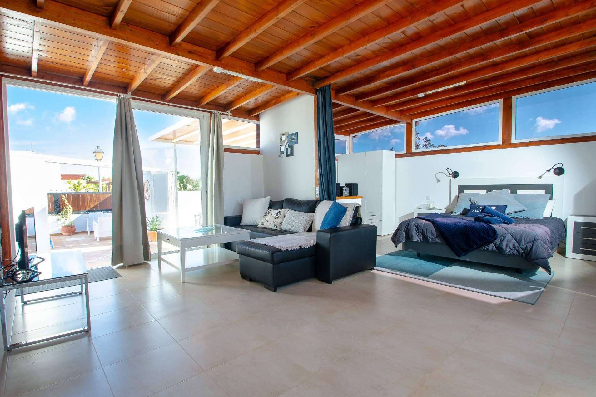 Casas de todos los estilos para pasar unas vacaciones en Lanzarote y Tenerife, con Rock Rentals