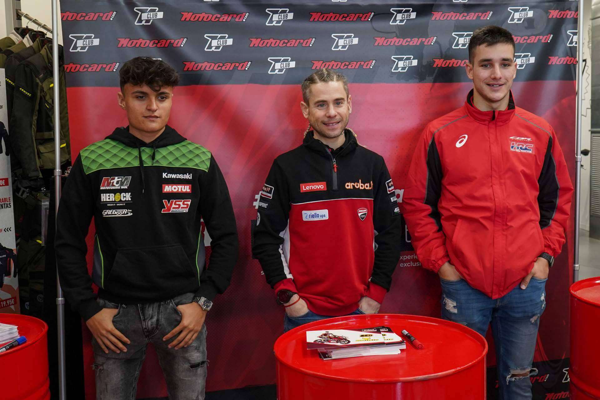 Los pilotos Adrián Huertas, Álvaro Bautista e Iker Lecuona han visitado la tienda de Motocard en Zaragoza