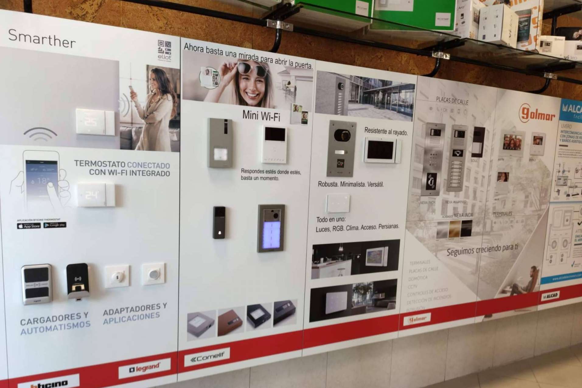 Interruptores Efapel y otro material eléctrico para instaladores, con Grupo Distrelec Material Eléctrico